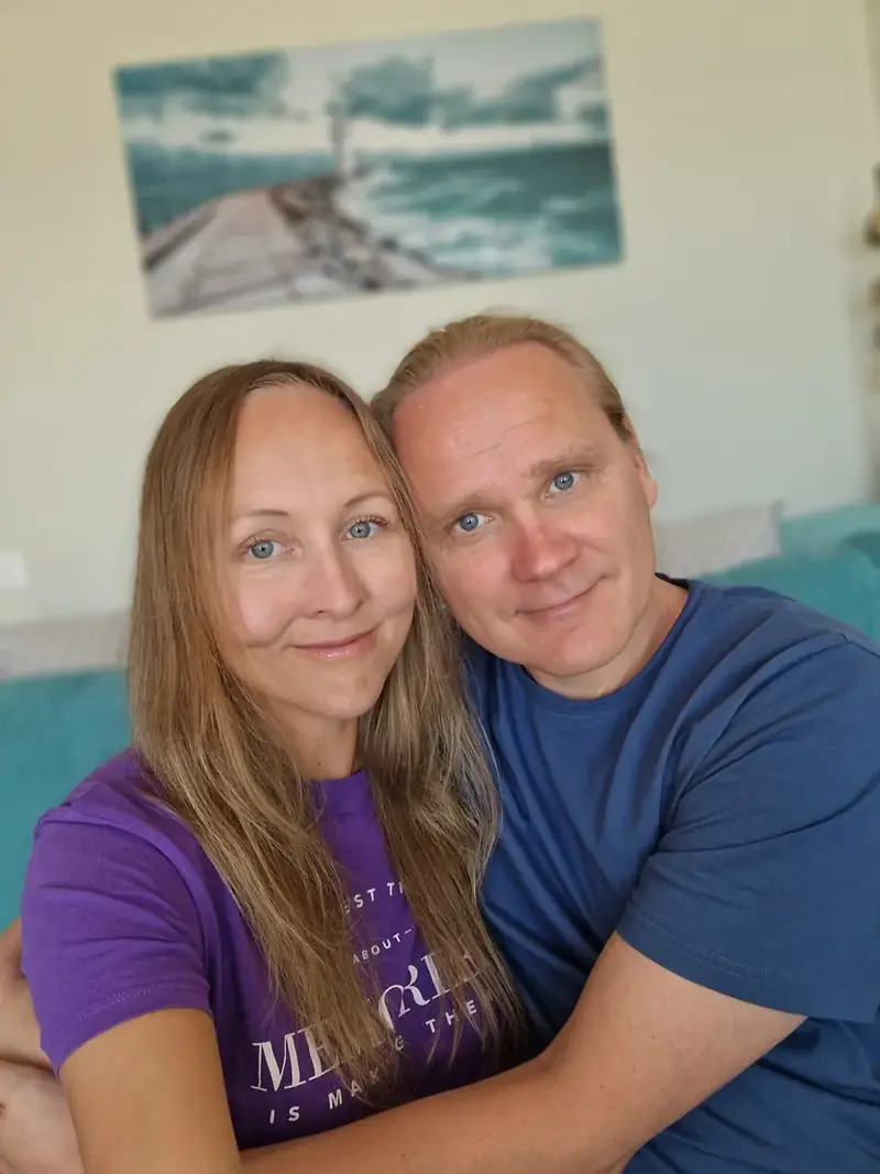 Sonja ja Sami hymyilevät vierekkäin