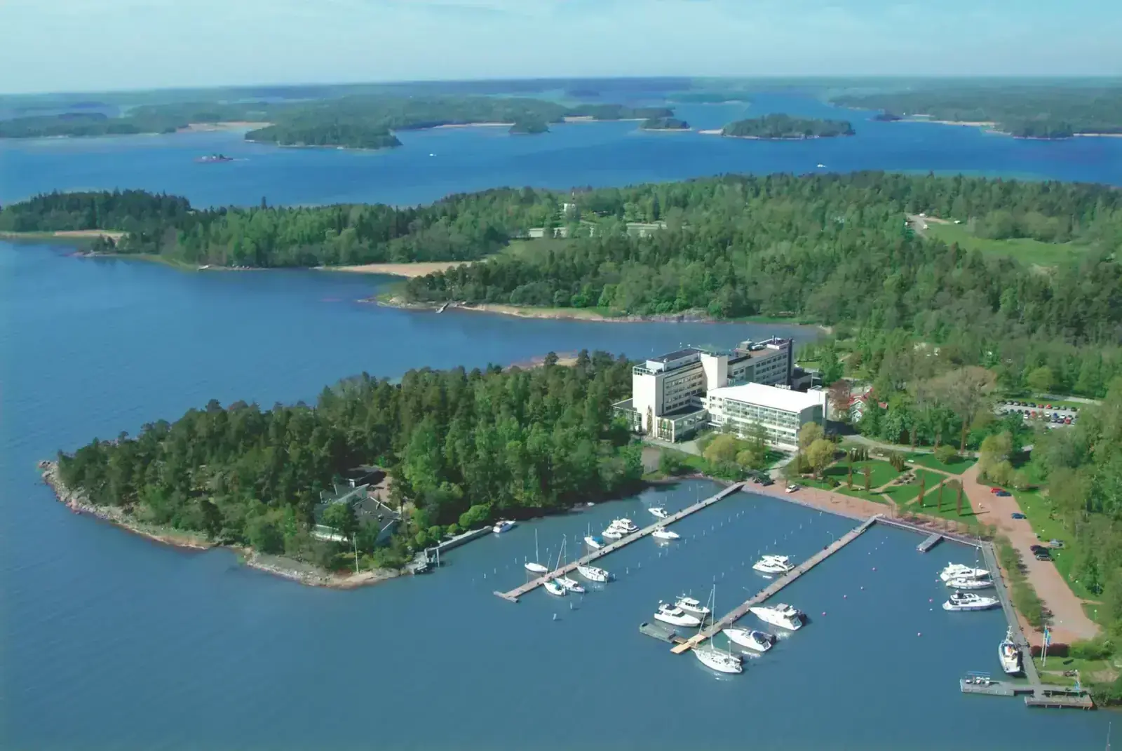 Ruissalon kylpylä ja venesatama ilmasta, ympärillä saaristoa