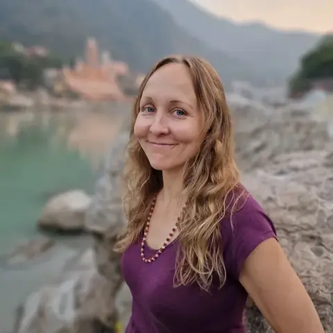 Sonja Riihikangas hymyilee joen rannalla